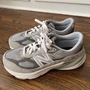 New Balance 990’s in grey / women’s size 8. In perfect condition!